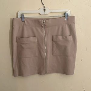 Revamped beige cargo skirt w/pockets